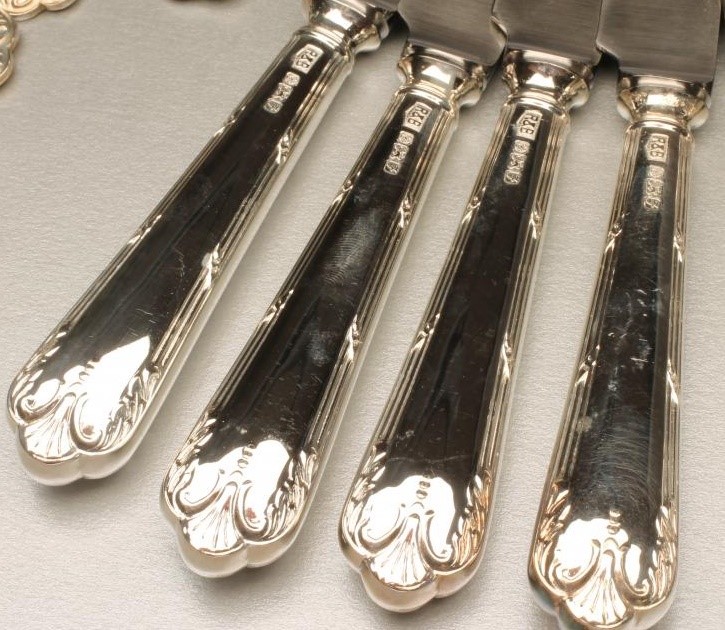 A SET OF SIX SILVER DESSERT SPOONS AND FORKS Image