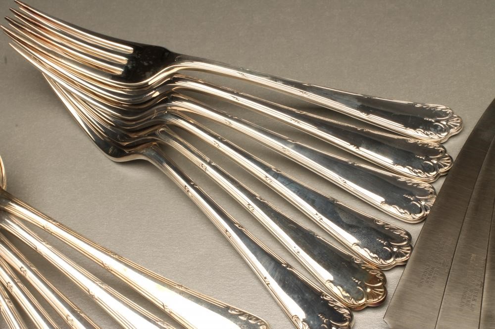 A SET OF SIX SILVER DESSERT SPOONS AND FORKS Image