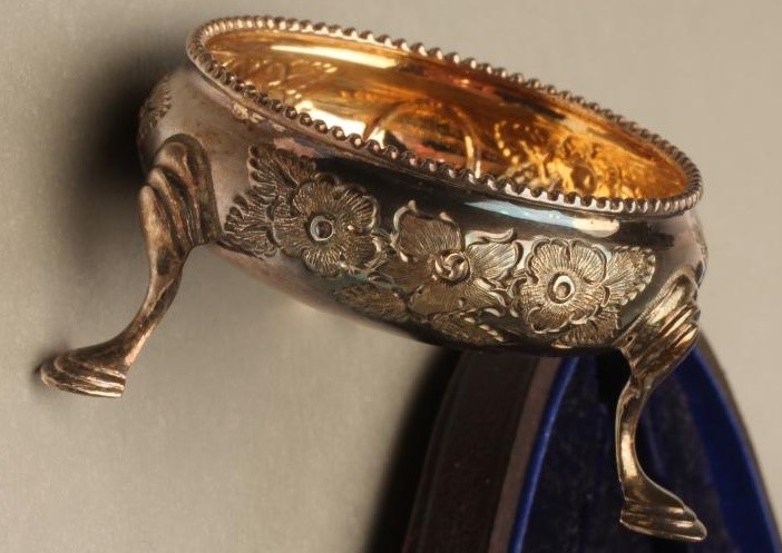 A SET OF FOUR VICTORIAN SILVER CAULDRON SALTS Image