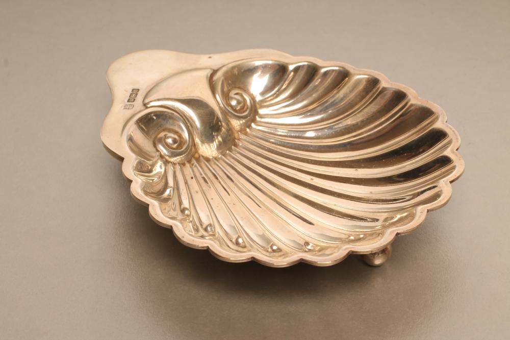 AN EDWARDIAN SILVER BUTTER SHELL Image