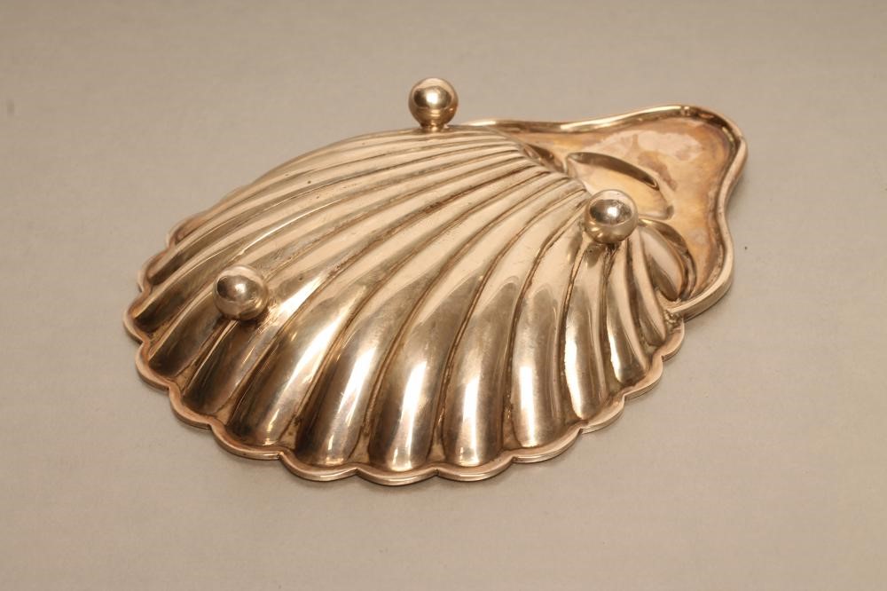 AN EDWARDIAN SILVER BUTTER SHELL Image