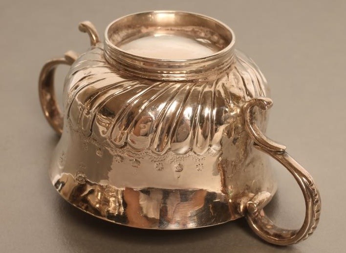 A WILLIAM III SILVER SMALL CAUDLE CUP Image