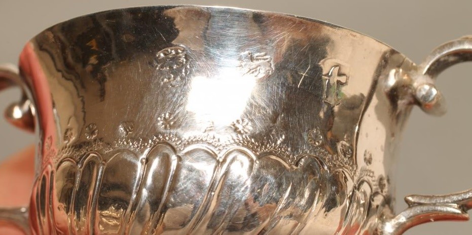 A WILLIAM III SILVER SMALL CAUDLE CUP Image