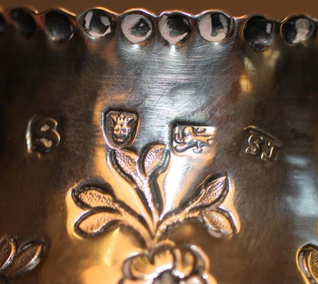 A GEORGE III SILVER CREAM JUG Image