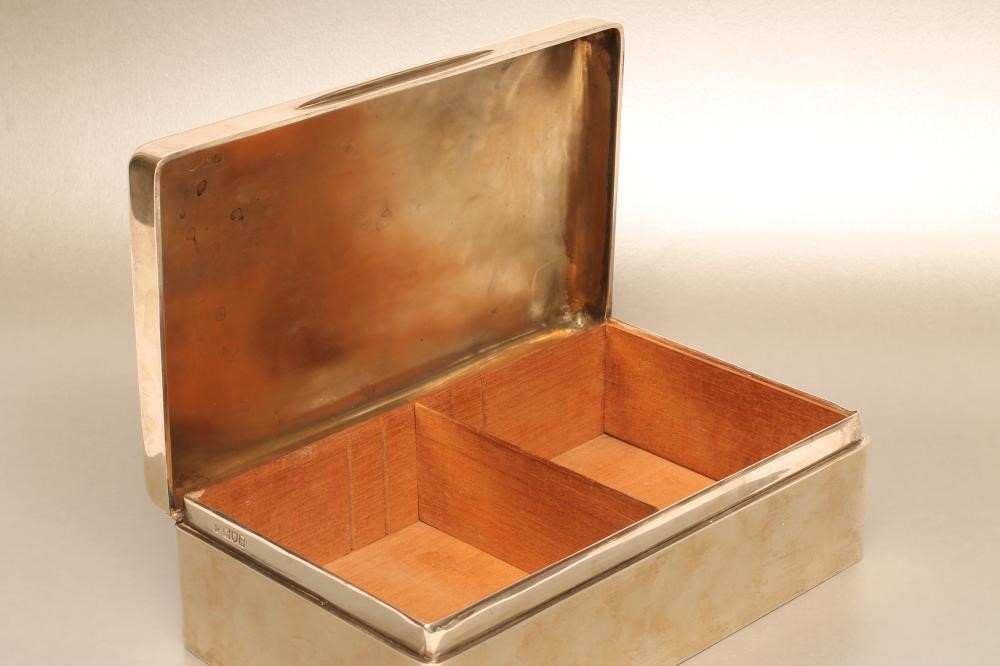 AN EDWARDIAN SILVER CIGAR BOX Image