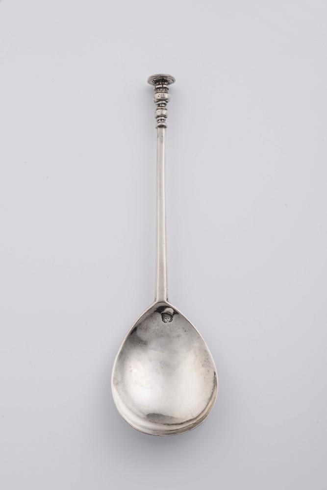 AN EARLY CHARLES I SILVER SEAL TOP SPOON Image