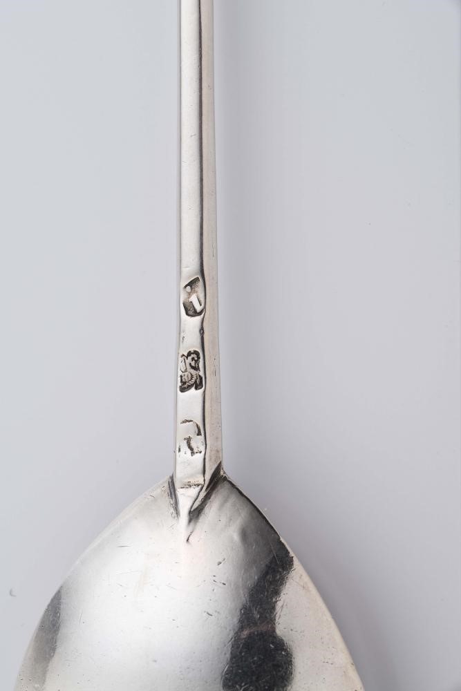 AN EARLY CHARLES I SILVER SEAL TOP SPOON Image