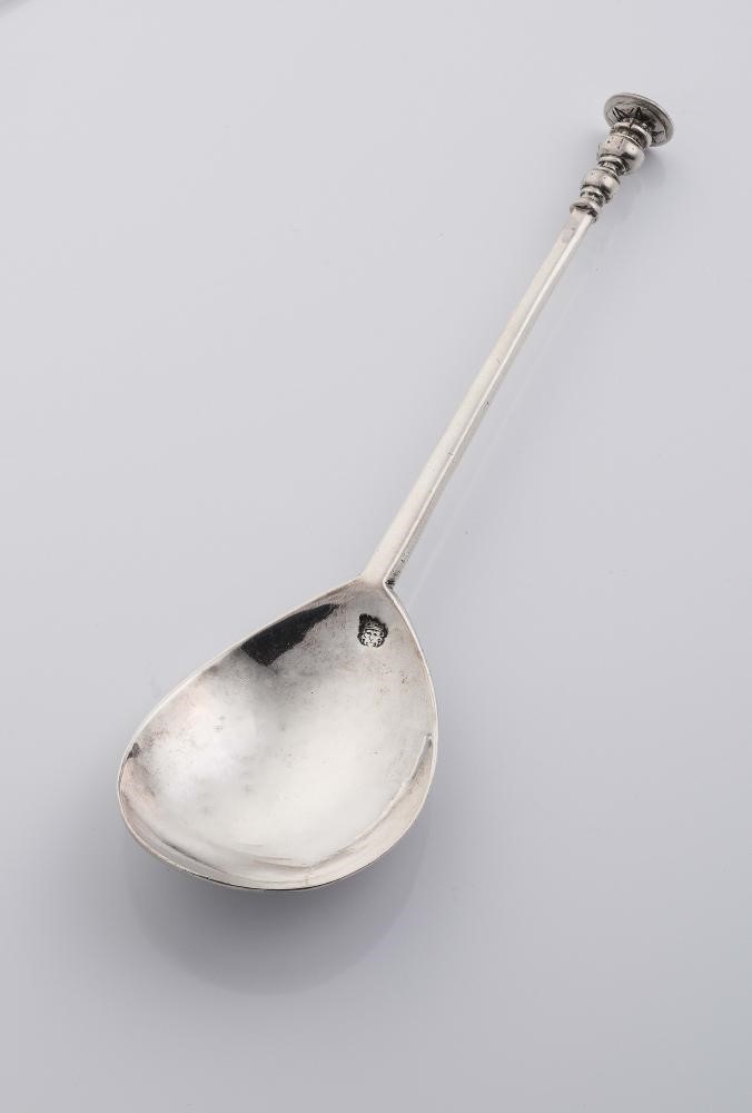 AN EARLY CHARLES I SILVER SEAL TOP SPOON Image