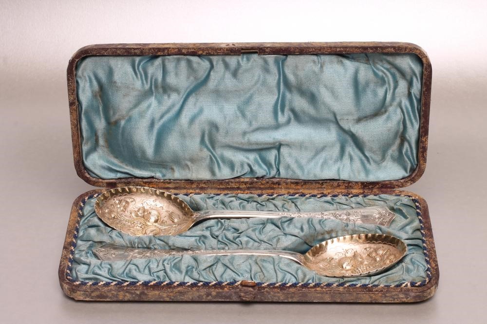 A PAIR OF GEORGE IV SILVER DOG NOSE TABLESPOONS Image