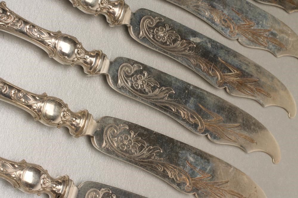 A SET OF SIX SILVER FISH KNIVES AND FORKS AND MATCHING SERVERS Image