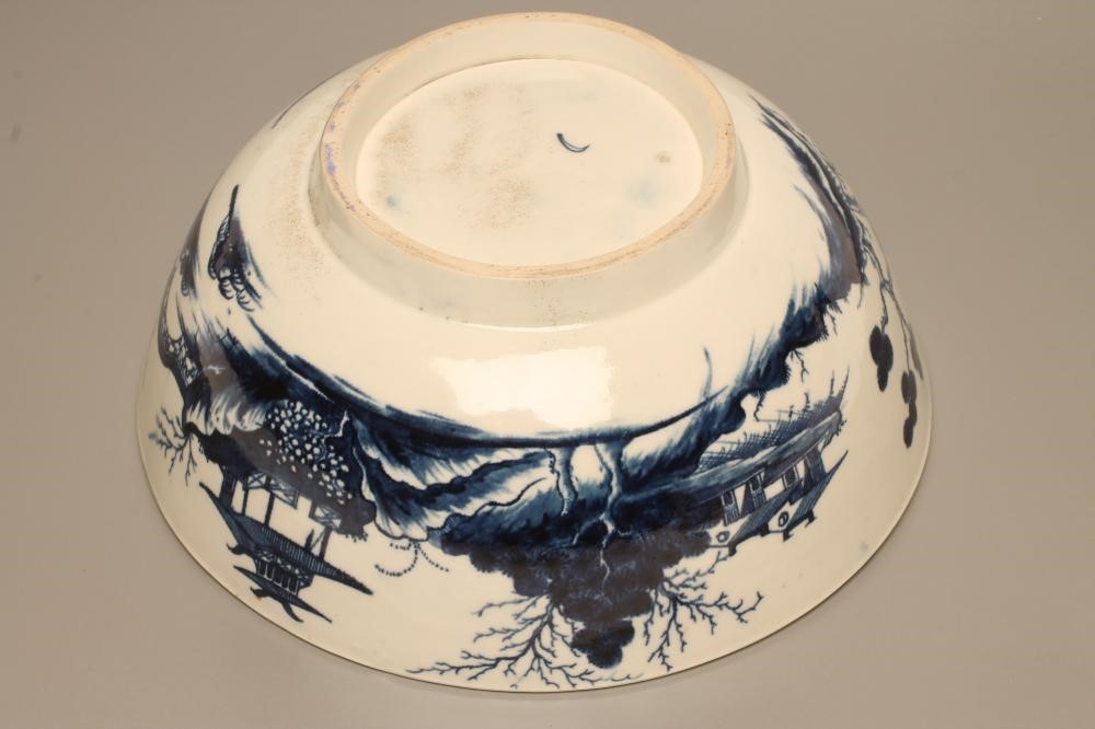 A FIRST PERIOD WORCESTER PORCELAIN BOWL Image