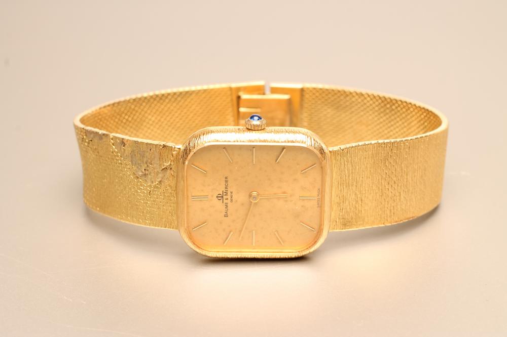 A GENTLEMAN'S 18CT GOLD BAUME & MERCIER WRISTWATCH Image