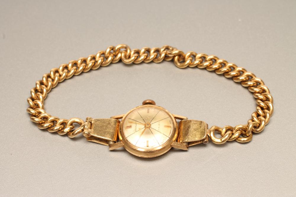 A LADY'S 18KT GOLD SAVILLON WRISTWATCH Image