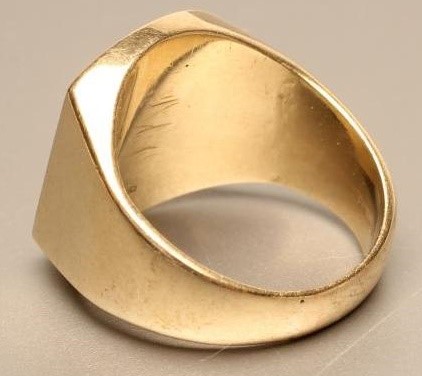 A GENTLEMAN'S 9CT GOLD SIGNET RING Image