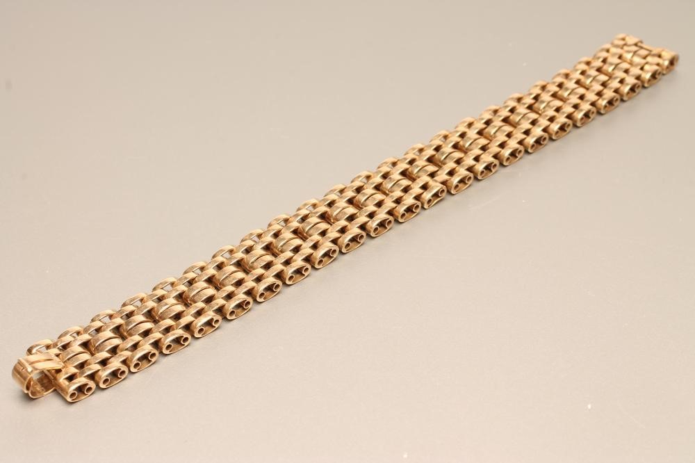 A 9CT GOLD BRICK LINK BRACELET with snap clasp Image