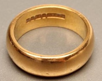 A 22CT GOLD WEDDING RING Image