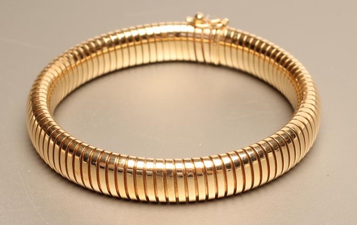 A 9CT GOLD FLEXIBLE BRACELET with snap clasp Image