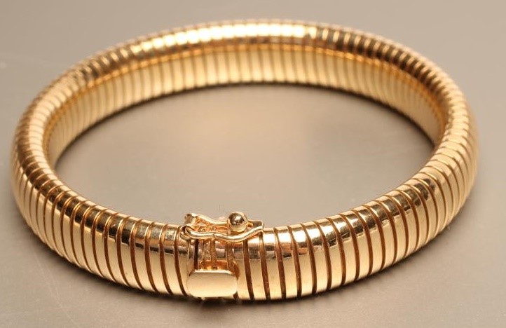 A 9CT GOLD FLEXIBLE BRACELET with snap clasp Image
