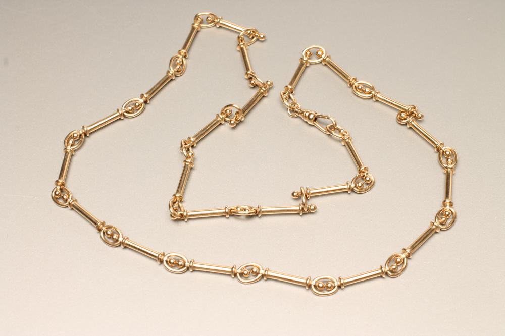 A 9CT GOLD FANCY SNAFFLE LINK CHAIN NECKLACE with dog clip fastener Image