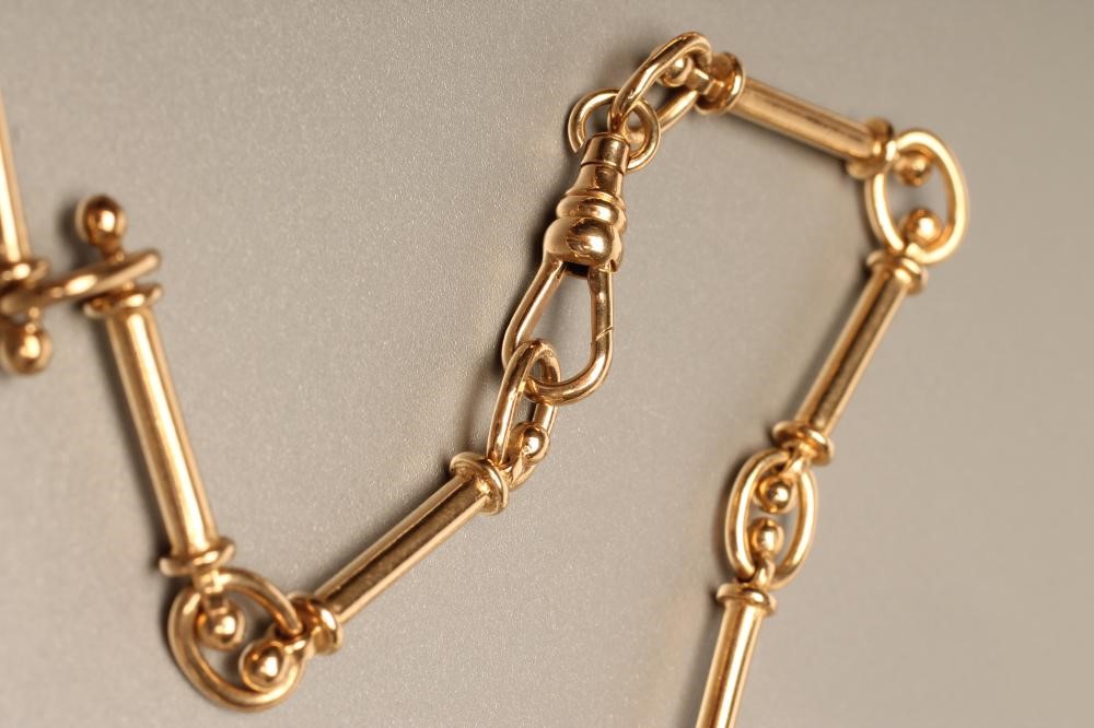 A 9CT GOLD FANCY SNAFFLE LINK CHAIN NECKLACE with dog clip fastener Image