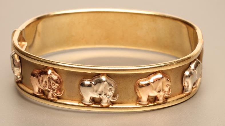 AN ITALIAN TRI-COLOUR 9CT GOLD STIFF HINGED HOLLOW BANGLE Image