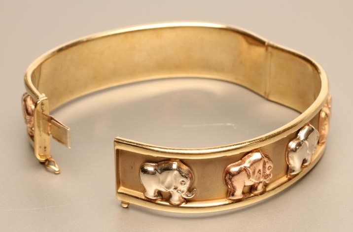 AN ITALIAN TRI-COLOUR 9CT GOLD STIFF HINGED HOLLOW BANGLE Image