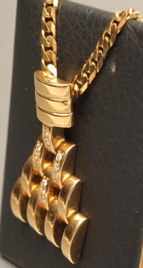 A DIAMOND PENDANT Image