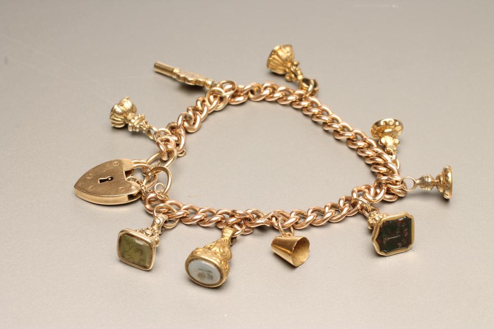 A 9CT GOLD CURB LINK CHAIN BRACELET with padlock fastener Image