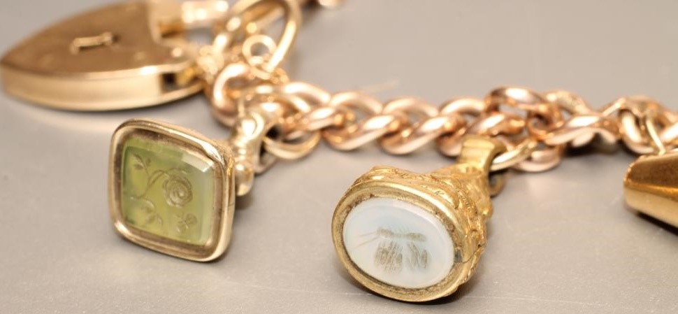 A 9CT GOLD CURB LINK CHAIN BRACELET with padlock fastener Image