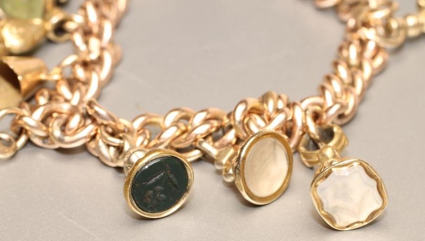 A 9CT GOLD CURB LINK CHAIN BRACELET with padlock fastener Image