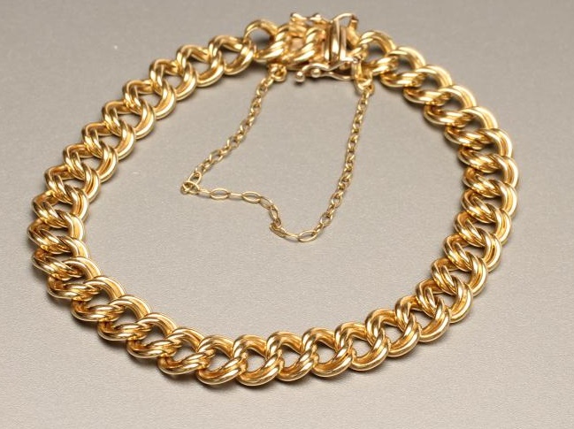 AN 18CT GOLD DOUBLE ROPE TWIST CHAIN BRACELET with safety chain Image