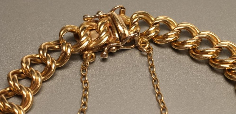 AN 18CT GOLD DOUBLE ROPE TWIST CHAIN BRACELET with safety chain Image