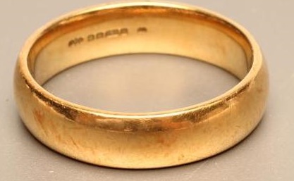 A GENTLEMAN'S 18CT GOLD WEDDING RING Image