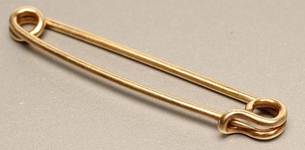 A 14K GOLD "KILT PIN" BROOCH Image