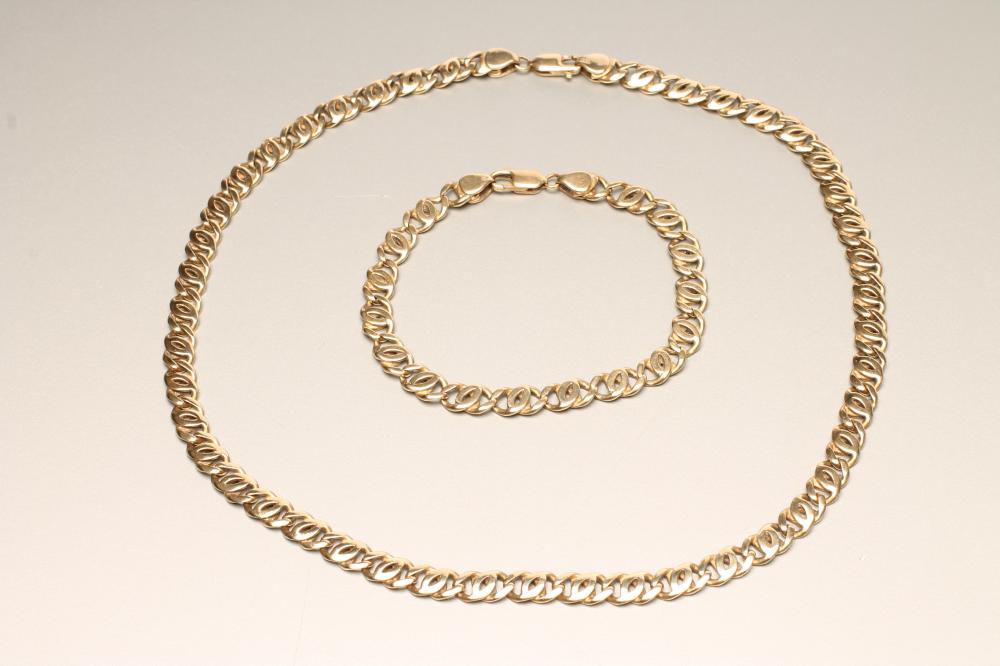 A 9KT GOLD FLAT CURB LINK NECKLACE Image