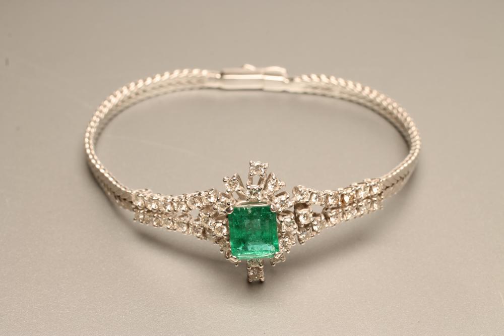 AN EMERALD AND DIAMOND BANGLE Image