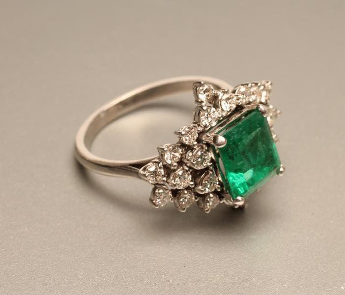 AN EMERALD AND DIAMOND RING similar to the previous lot Image