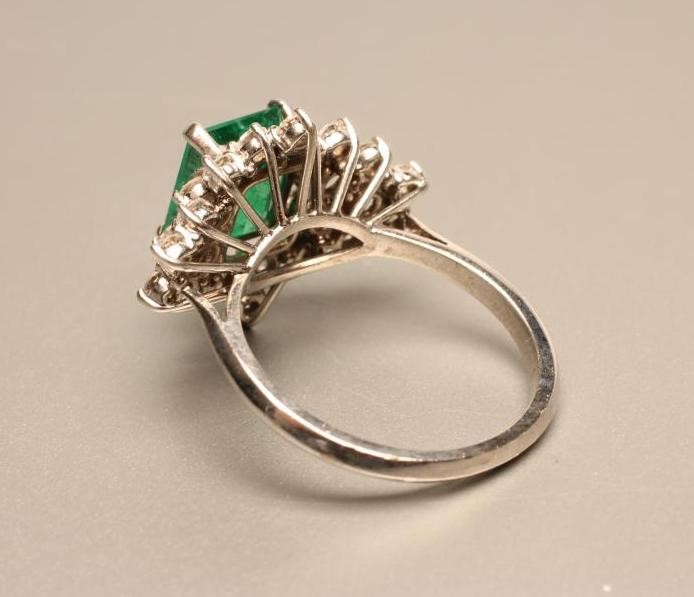 AN EMERALD AND DIAMOND RING similar to the previous lot Image