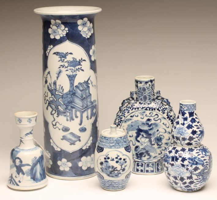 A COLLECTION OF CHINESE PORCELAIN comprising a spirit barrel Image