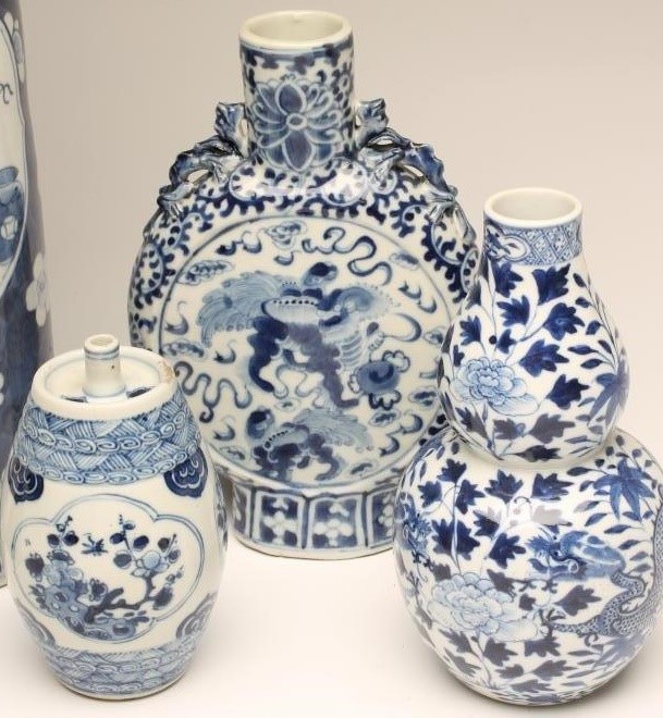 A COLLECTION OF CHINESE PORCELAIN comprising a spirit barrel Image