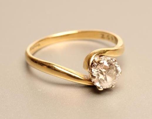 A SOLITAIRE DIAMOND RING Image