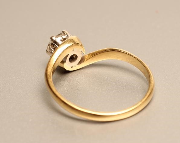 A SOLITAIRE DIAMOND RING Image