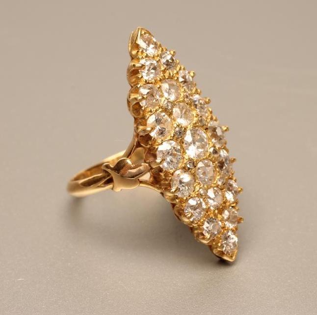 A DIAMOND MARQUISE PANEL RING Image