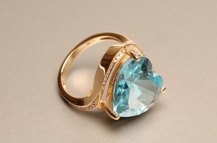A BLUE TOPAZ AND DIAMOND COCKTAIL RING Image