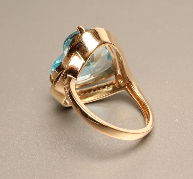 A BLUE TOPAZ AND DIAMOND COCKTAIL RING Image
