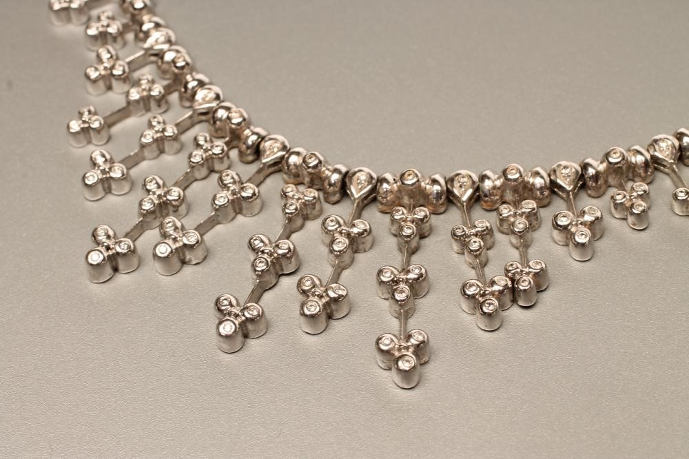 AN 18CT WHITE GOLD AND DIAMOND FRINGE NECKLACE Image