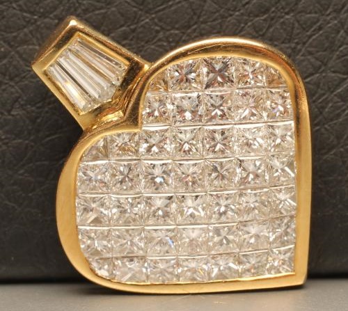 A DIAMOND HEART PENDANT Image