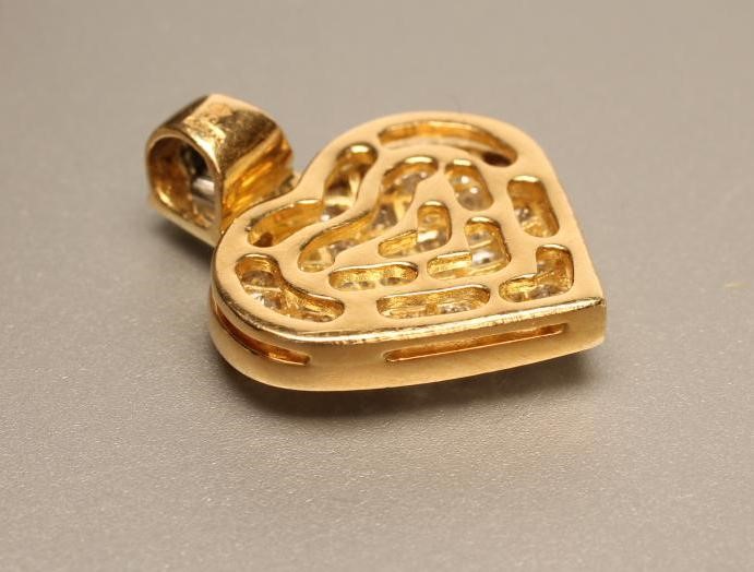A DIAMOND HEART PENDANT Image