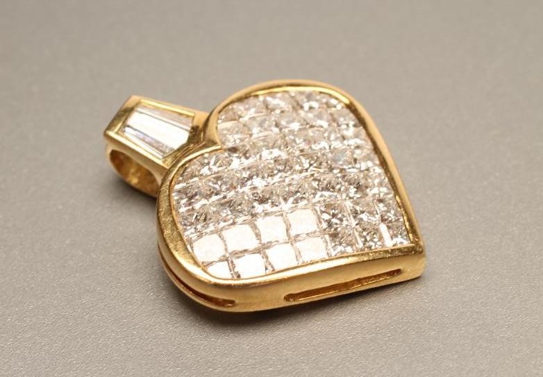 A DIAMOND HEART PENDANT Image