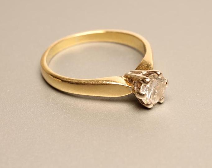 A SOLITAIRE DIAMOND RING Image